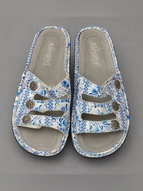 ALEGRIA Womens Size 37 (US 7-7.5) Fiona Sandals Blue/White Paisley Print FIO-452